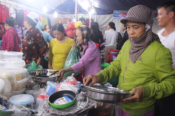 Hàng Việt về nông thôn thu hút đông người mua sắm