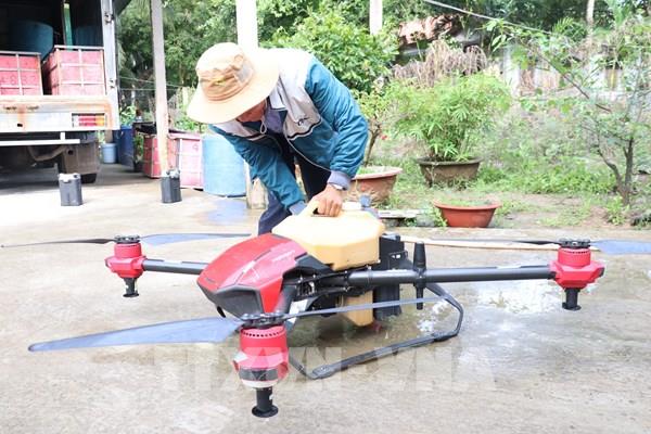Phun thuốc diệt sâu mới gây hại cây dừa bằng máy bay không người lái