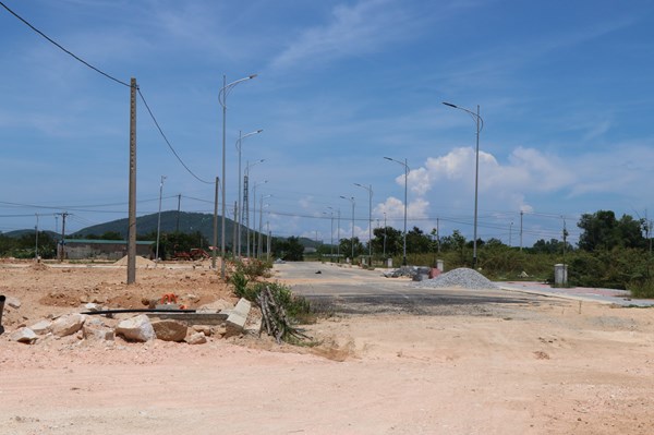 Bị chính quyền tuýt còi, chủ đầu tư vẫn bất chấp thi công