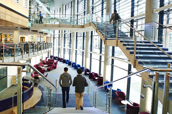 Tuyển sinh đại học Anh mùa COVID-19: Từ thiếu chuyển thành thừa