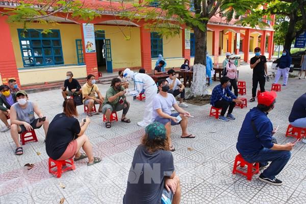 Dịch COVID-19 tối 8/9: Thêm 5 ca mắc mới được cách ly ngay khi nhập cảnh