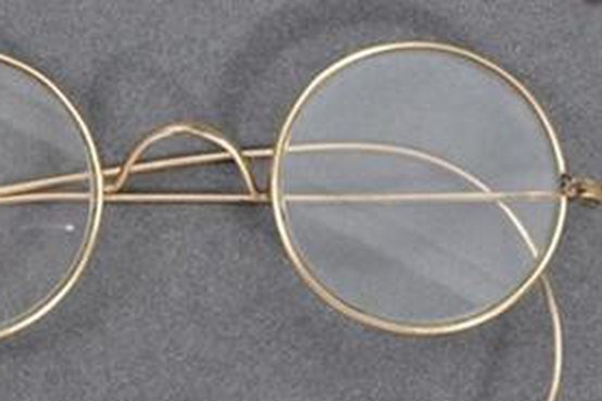 Đấu giá kính mạ vàng của lãnh tụ Ấn Độ Mahatma Gandhi