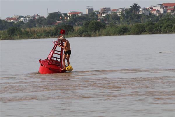 Bất chấp nguy hiểm, người dân Hà Nội tắm giữa nước lũ sông Hồng