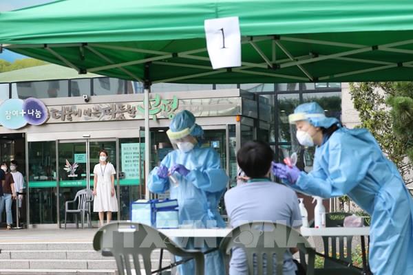 Các công ty dược phẩm Hàn Quốc chạy đua phát triển vaccine phòng COVID-19