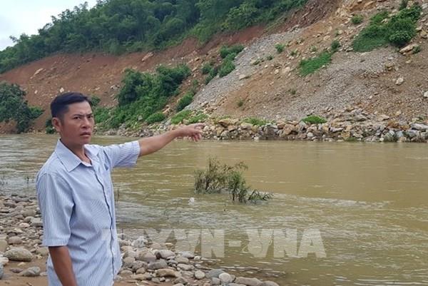 Thanh Hóa: Người dân lo đất đá đổ xuống sông Lò làm thay đổi dòng chảy