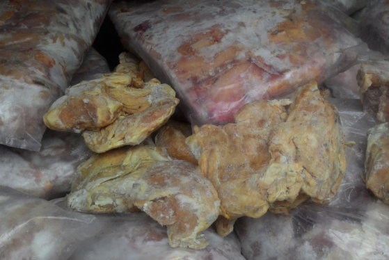 Xử phạt hơn 52 triệu đồng doanh nghiệp kinh doanh thịt gà hết hạn sử dụng 