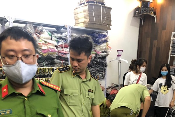 Tạm giữ hàng nghìn sản phẩm giả mạo các nhãn hiệu thời trang nổi tiếng