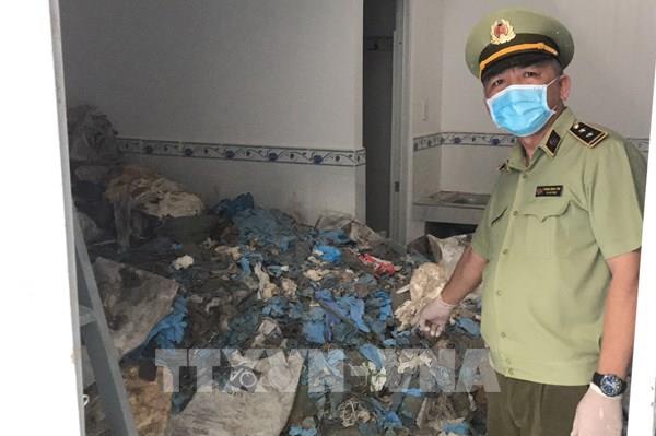 Phát hiện hơn 11 tấn găng tay, quần áo bảo hộ là rác thải có nguy cơ lây nhiễm dịch bệnh