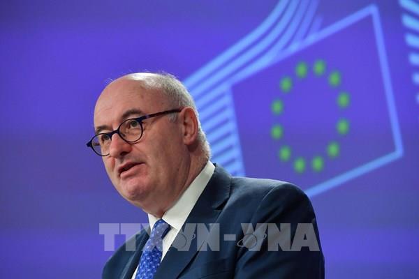 Ủy viên EU phụ trách thương mại từ chức vì vi phạm quy định kiểm soát COVID-19