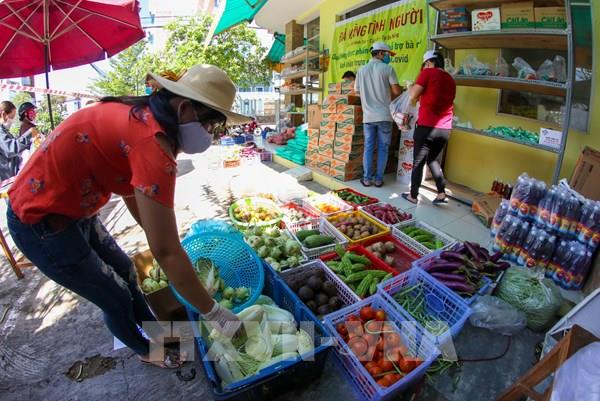 Dịch COVID-19: Ấm áp quầy hàng giá 0 đồng hỗ trợ người nghèo