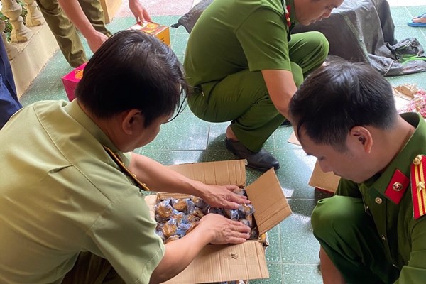 Xử phạt cơ sở kinh doanh bánh trung thu không rõ nguồn gốc