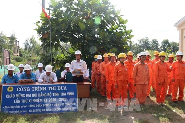 Làm đường điện hạ thế cho vùng nông thôn sâu ở Trà Vinh
