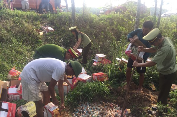 Tiêu hủy 6.200 cái bánh trung thu không rõ nguồn gốc xuất xứ