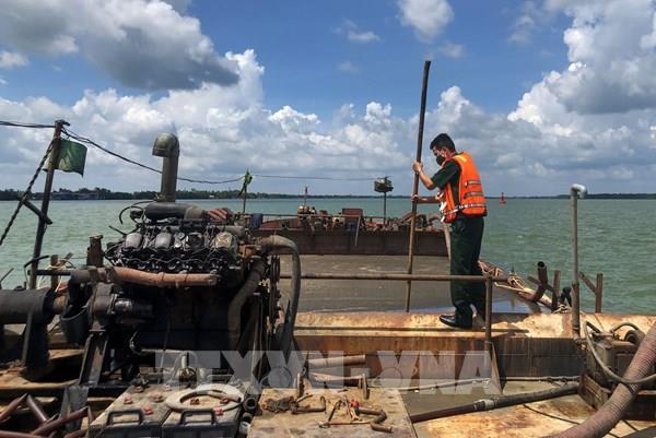 Bắt giữ 2 sà lan vận chuyển cát trái phép trên vùng biển Cần Giờ