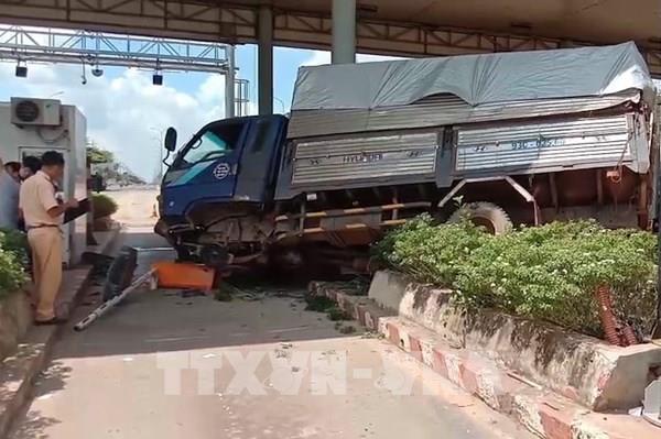Bình Phước: Xe tải lao vào trạm thu phí, nhiều người may mắn thoát chết