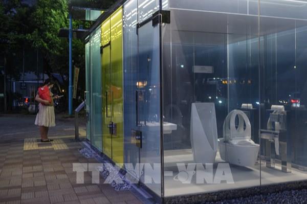 Độc đáo nhà vệ sinh trong suốt tại Nhật Bản