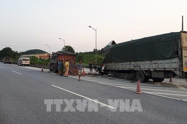 Hai xe tải va chạm trên cao tốc Nội Bài – Lào Cai, một người tử vong