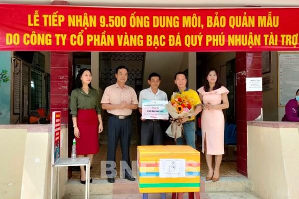 PNJ ủng hộ 9.500 ống sinh thiết xét nghiệm COVID-19 cho Quảng Ngãi