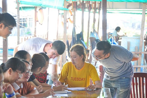 Lớp học tiếng Anh đặc biệt trên bè cá ở Cồn Sơn