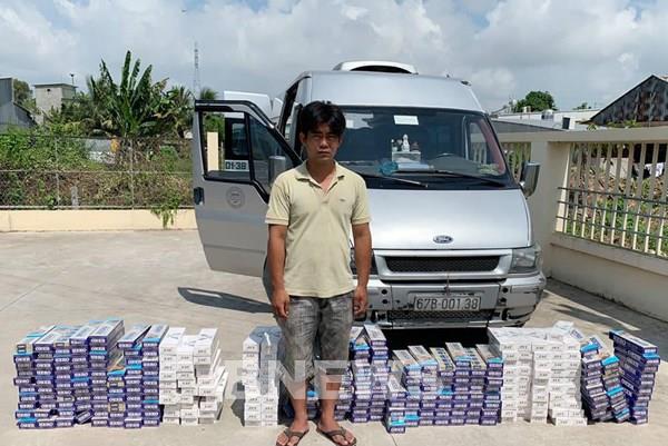 An Giang: Bắt giữ xe ô tô khách làm hầm tự chế vận chuyển thuốc lá nhập lậu
