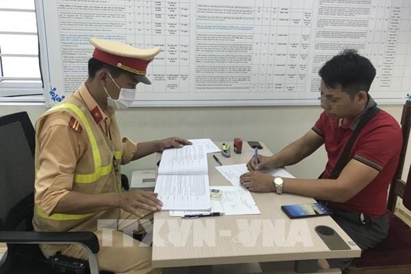 Từ video của người dân, Cảnh sát Giao thông phạt tài xế xe khách quay đầu trên cao tốc