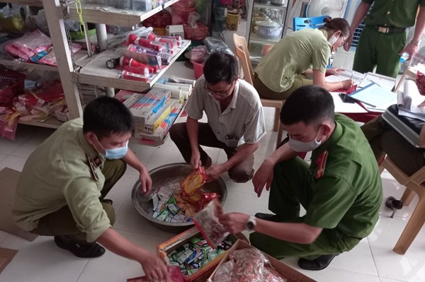 Phối hợp với lực lượng công an tăng cường kiểm tra, kiểm soát thị trường