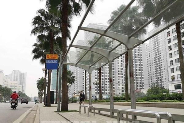 Người dân ngóng nhà chờ xe buýt