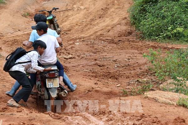 Ngược đèo, cõng chữ về làng Đê Kôn