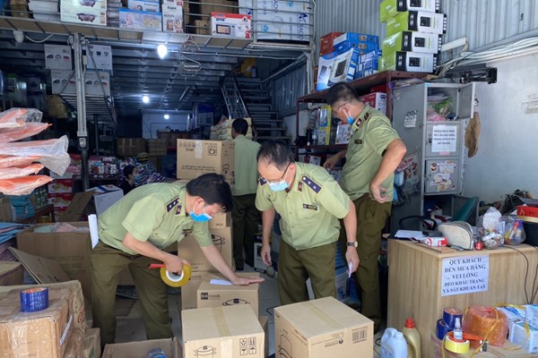 Phát hiện hàng nghìn chai rượu, mỹ phẩm có dấu hiệu nhập lậu