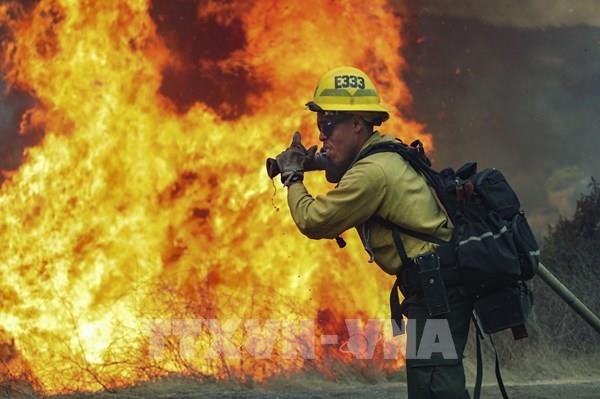 Giải cứu hơn 200 người mắc kẹt do cháy rừng ở California