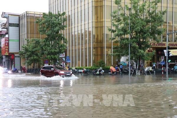 Thái Nguyên ngập trong biển nước, nhiều trường cho học sinh nghỉ học