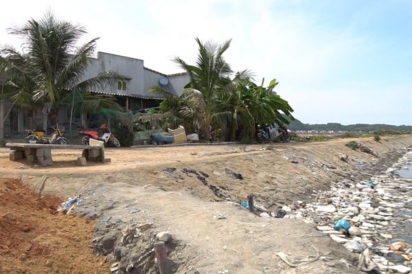 Rác thải "bủa vây" làng muối Tân Diêm