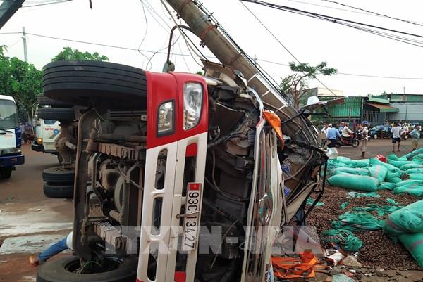 Bình Phước: Xe tải đâm gãy cột điện trung thế gây mất điện diện rộng