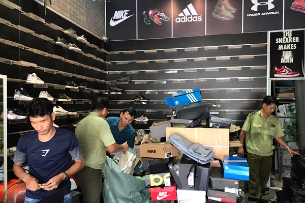 Phát hiện 480 đôi giày có dấu hiệu giả mạo nhãn hiệu Adidas, Nike