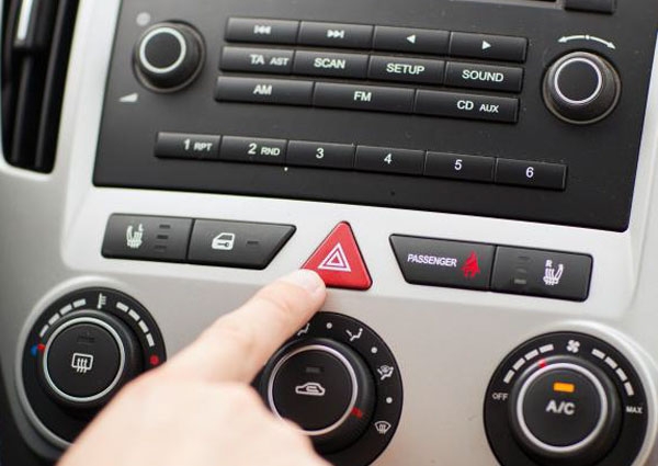 7 cách thoát hiểm khi xe ô tô bị khóa