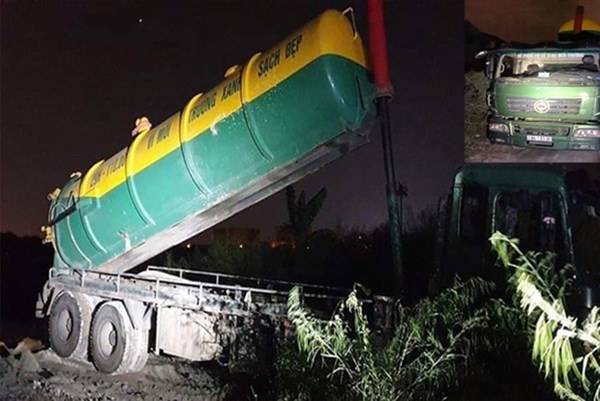 Hà Nội: Phát hiện 2 xe ô tô đổ trộm phế thải ra môi trường