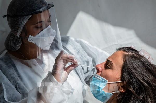 Pháp giảm thời gian cách ly người nghi nhiễm COVID-19 xuống 7 ngày