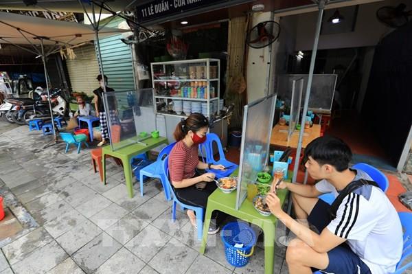 Bất chấp lệnh cấm, tình trạng lấn chiếm vỉa hè tại Hà Nội vẫn diễn ra tràn lan