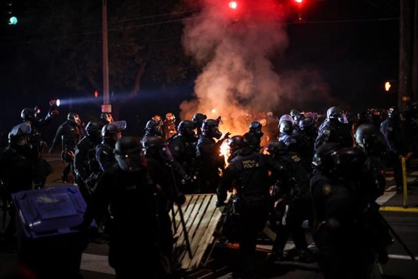 Mỹ: Thành phố Porland cấm cảnh sát sử dụng hơi cay để kiểm soát đám đông