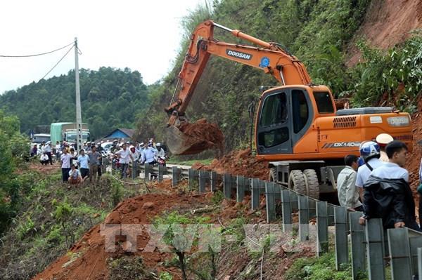 Quốc lộ 279 tắc đường gần 4 giờ do sạt lở hơn 2.300 m3 đất đá, cây cối