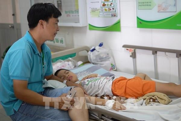 Hàng chục học sinh tiểu học nghi bị ngộ độc thực phẩm