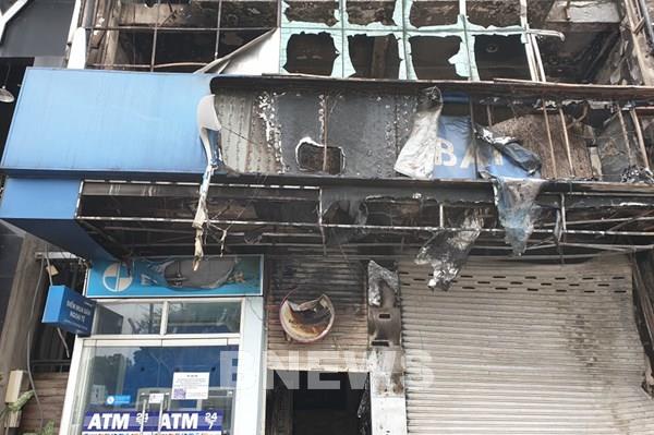 Cháy lớn tại một phòng giao dịch Eximbank và cửa hàng Vua Nệm tại TP.HCM
