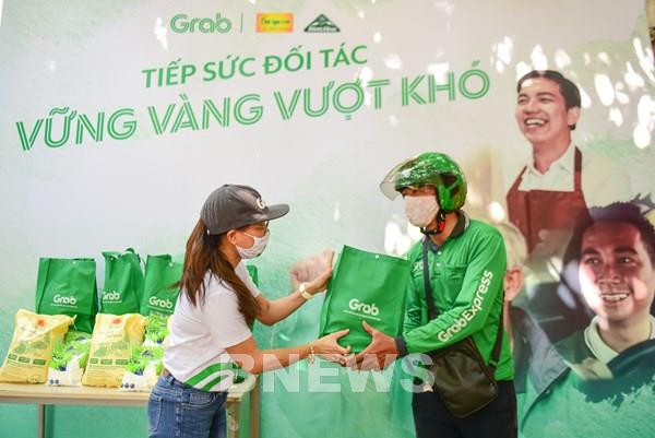 Grab Việt Nam tiếp tục tiếp sức cộng đồng chống COVID-19