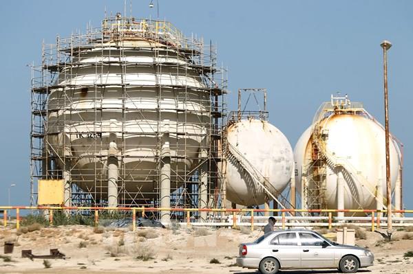 Giá dầu châu Á giảm sau khi dự trữ dầu thô của Mỹ bất ngờ tăng