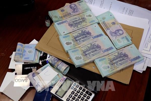 Bắt quả tang nhóm người đá gà, lắc tài xỉu ăn tiền