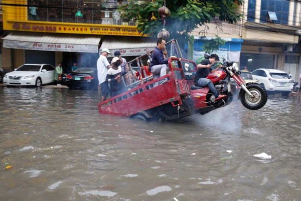 Mưa lớn gây lũ lụt nghiêm trọng tại nhiều tỉnh của Campuchia