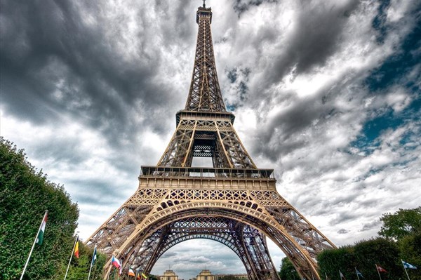 Pháp: Tìm kiếm vật khả nghi sau cuộc gọi đe dọa đánh bom Tháp Eiffel