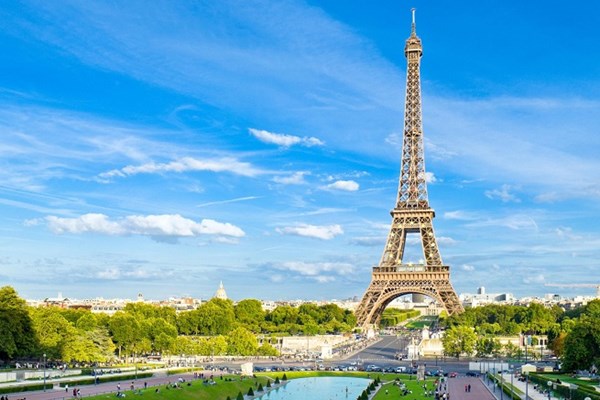 BREAKING NEWS: Sơ tán khẩn cấp tại Tháp Eiffel của Pháp
