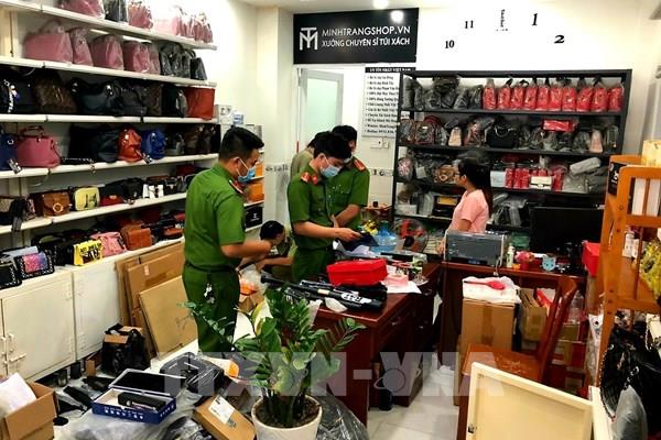 TP HCM phát hiện kho hàng lậu công cụ hỗ trợ có cả áo giáp chống đạn