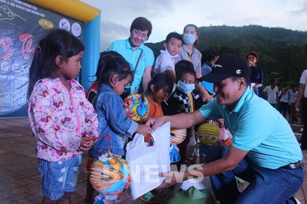Khánh Hòa: Mang Trung thu đến với trẻ em nghèo vùng cao Khánh Sơn